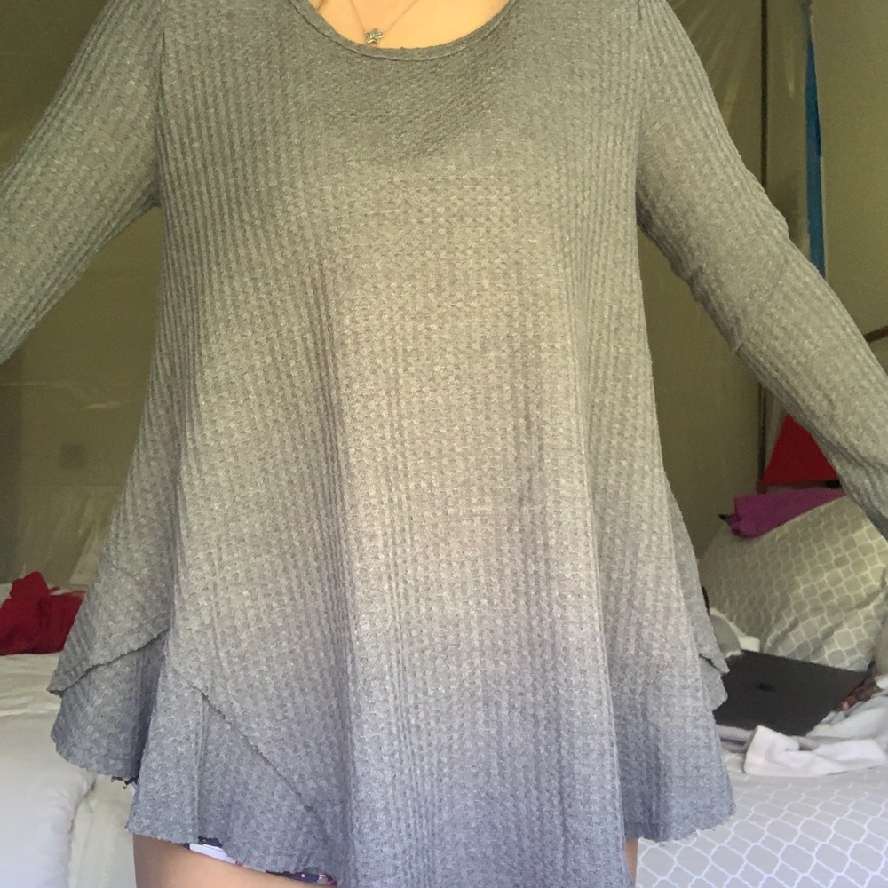 grey long sleeve t-shirt